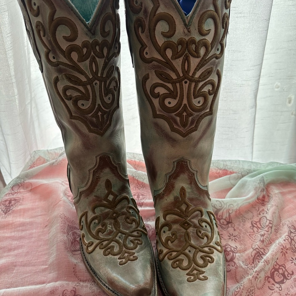 Brown Western Embroidered Women's Boots. - 2 inch heel